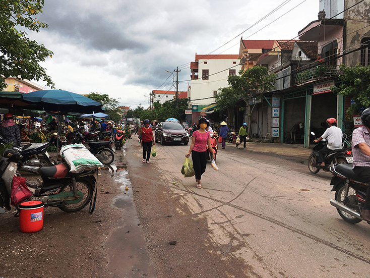 Nhiều người vô tư chiếm dụng đường là nơi mua bán, trao đổi hàng hóa gây cản trở giao thông.