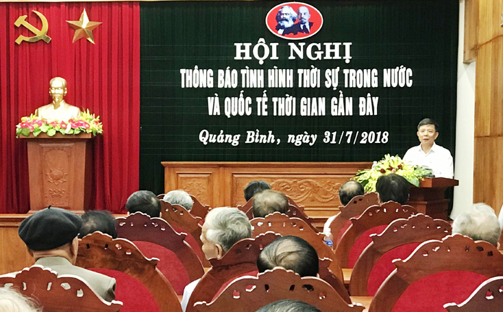 Đồng chí Nguyễn Hữu Hoài, Chủ tịch UBND tỉnh thông tin về tình hình kinh tế-xã hội, quốc phòng an ninh của tỉnh cho cán bộ lãnh đạo đã nghỉ hưu