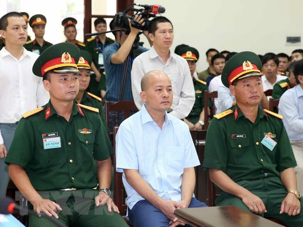 Bị cáo Đinh Ngọc Hệ (giữa, hàng đầu), nguyên Phó Tổng giám đốc Tổng Công ty Thái Sơn (Bộ Quốc phòng) và các bị cáo tại phiên tòa. (Ảnh: Văn Điệp/TTXVN)