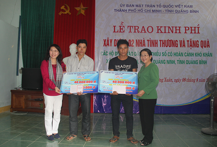 Đoàn công tác TP. Hồ Chí Minh: Hỗ trợ xây nhà tình nghĩa và tặng quà các hộ dân xã Trường Xuân