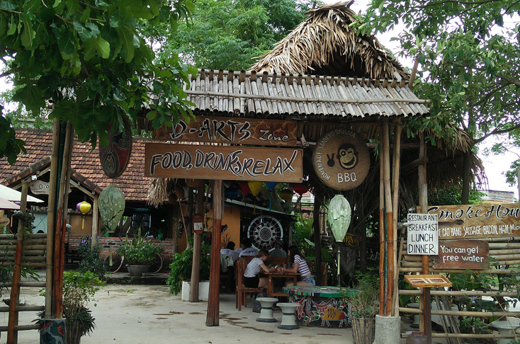 Những nhà hàng, quán cafe được thiết kế với không gian mang nét thôn quê đã hấp dẫn du khách khi đến vùng đất di sản.