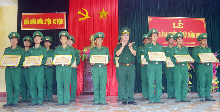 Đại tá Nguyễn Văn Thiện, Chỉ huy trưởng BĐBP Quảng Bình tặng giấy khen cho các cá nhân có thành tích xuất sắc trong khóa huấn luyện.