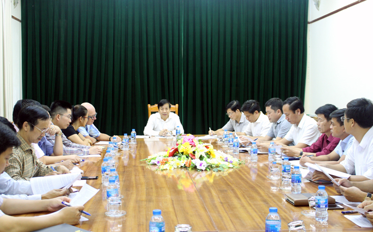 Đồng chí Nguyễn Xuân Quang, Phó Chủ tịch Thường trực UBND tỉnh chủ trì cuộc họp.