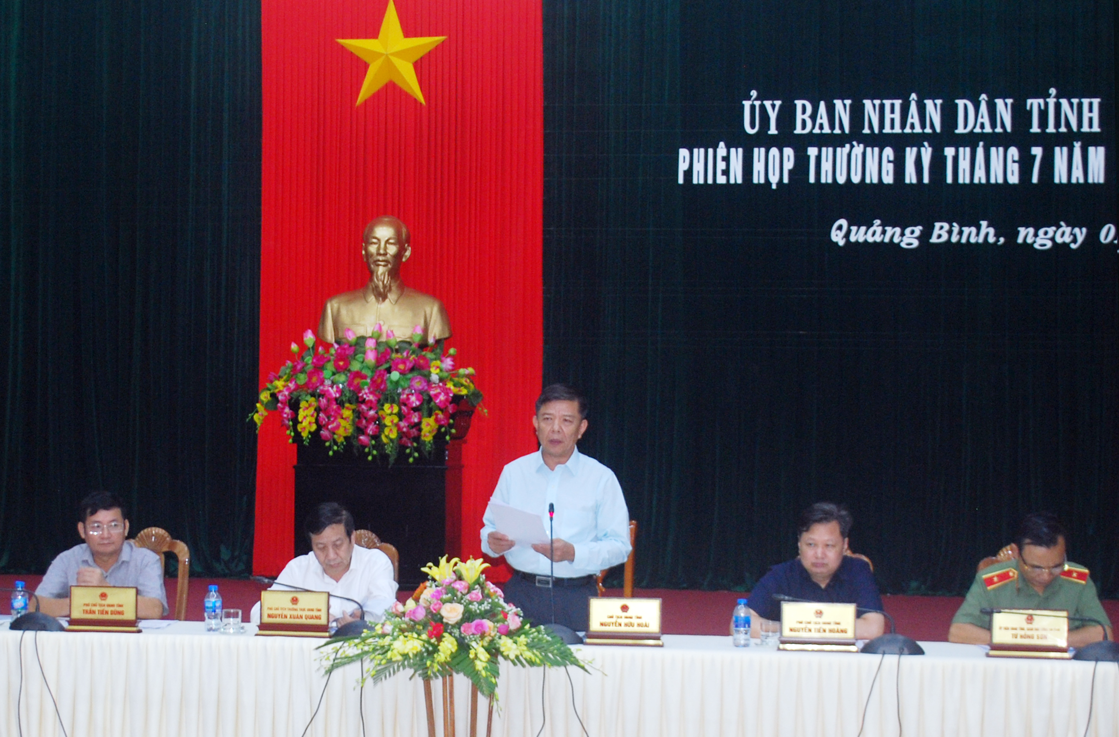 Đồng chí Nguyễn Hữu Hoài, Chủ tịch UBND tỉnh phát biểu chỉ đạo phiên họp.
