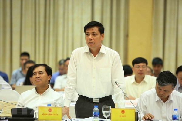 Thứ trưởng Bộ Giao thông Vận tải Nguyễn Ngọc Đông trả lời câu hỏi của phóng viên. (Ảnh: Dương Giang/TTXVN)