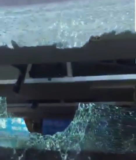 Kính xe khách BKS 29B 609.67 bị đập vỡ (ảnh do Công ty Hưng Long cung cấp).