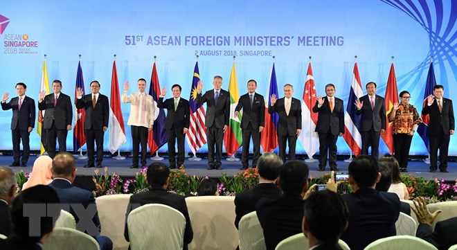 Phó Thủ tướng, Bộ trưởng Ngoại giao Phạm Bình Minh (thứ 5, trái) và Bộ trưởng Ngoại giao các nước thành viên ASEAN chụp ảnh chung tại hội nghị AMM 51 ở Singapore ngày 2-8. (Ảnh: AFP/TTXVN)