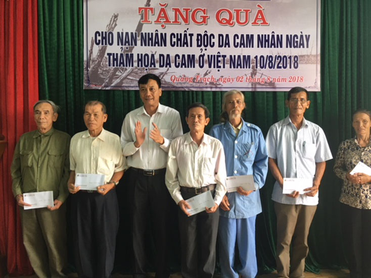 Tặng quà cho các nạn nhân chất độc da cam/dioxin tại huyện Quảng Trạch