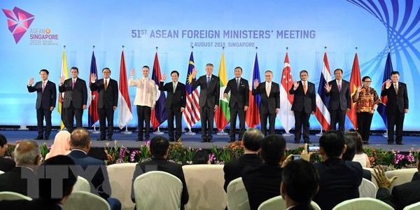 Phó Thủ tướng, Bộ trưởng Ngoại giao Việt Nam Phạm Bình Minh (thứ 5, trái sang) chụp ảnh cùng Ngoại trưởng các quốc gia thành viên ASEAN tại Hội nghị AMM 51 ở Singapore ngày 2-8. (Nguồn: AFP/TTXVN)