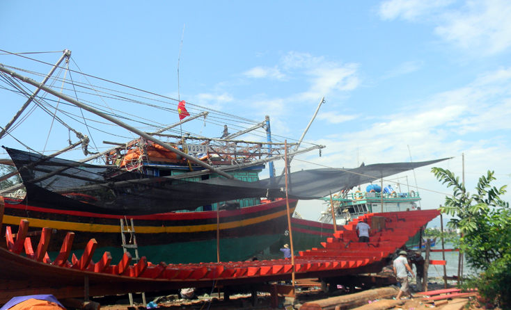 Ngư dân huyện Quảng Trạch đóng tàu cá công suất lớn để vươn khơi đánh bắt sau sự cố môi trường biển.