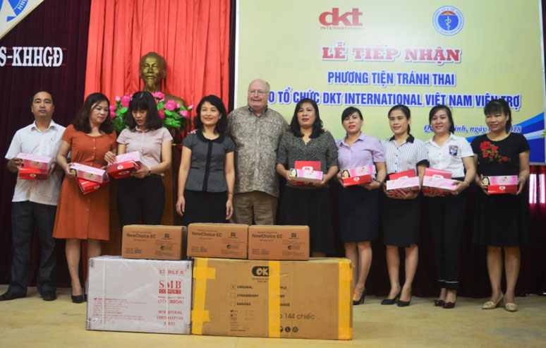 Đại diện lãnh đạo các Trung tâm Dân số - KHHGĐ huyên, thị xã, thành phố tiếp nhận các phương tiện tránh thai do tổ chức DKT international Inc tại Việt Nam tài trợ.