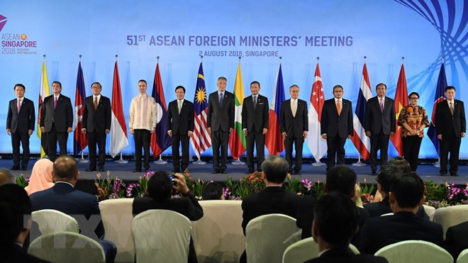 Phó Thủ tướng, Bộ trưởng Ngoại giao Phạm Bình Minh (thứ 5, trái) và Bộ trưởng Ngoại giao các nước thành viên ASEAN chụp ảnh chung tại hội nghị AMM 51 ở Singapore ngày 2-8. Ảnh: (Nguồn: AFP/TTXVN)