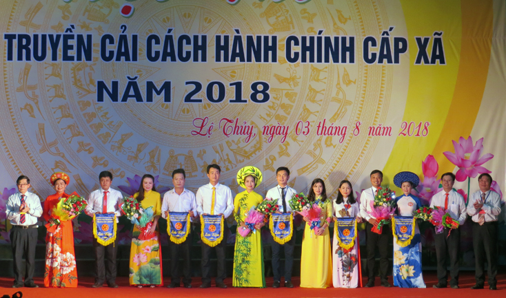 Ban tổ chức hội thi tuyên truyền cải cách hành chính (CCHC) tỉnh Quảng Bình năm 2018 trao cờ lưu niệm cho các đội thi.