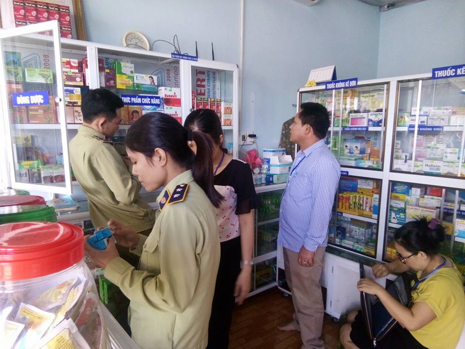  Kiểm tra cơ sở kinh doanh thuốc tân dược tư nhân tại xã Gia Ninh. 
