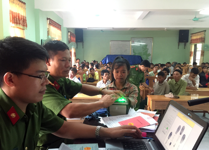 Người dân ở các bản làng xa xôi của xã Trường Sơn có mặt từ sáng sớm để được hướng dẫn làm các thủ tục cấp thẻ CCCD lưu động.