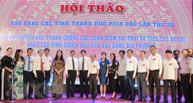 Lãnh đạo Hội Nhà báo Việt Nam, lãnh đạo tỉnh Bắc Ninh và các đại biểu tại hội thảo. (Ảnh: Thái Hùng/TTXVN)