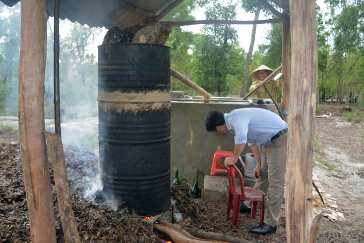 Nấu dầu tràm, nghề đem lại thu nhập khá cho bà con thôn Tú Loan 3.