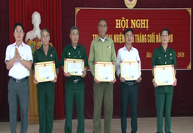 Chủ tịch UBND huyện Quảng Ninh khen thưởng đột xuất cho tập thể và hội viên Hội CCB Hải Ninh.
