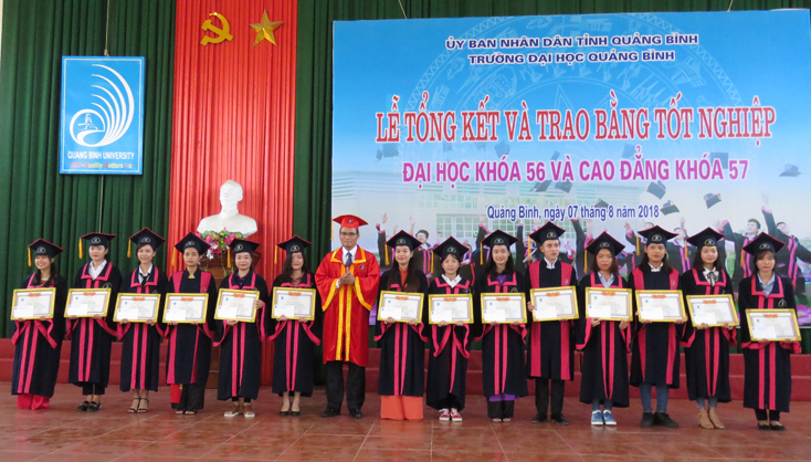 PGS-TS Hoàng Dương Hùng, Hiệu trưởng Trường ĐHQB trao giấy khen và phần thưởng cho 18 thủ khoa xuất sắc.