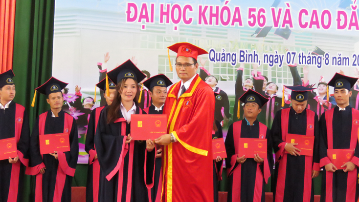 Hiệu trưởng Trường ĐHQB trao bằng tốt nghiệp cho các sinh viên nước bạn Lào.