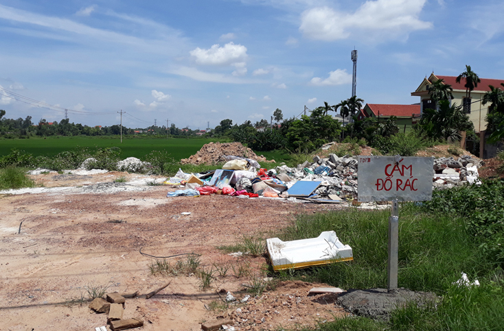 Xả rác thải bừa bãi ven tuyến đường Hà Huy Tập, phường Bắc Lý, TP. Đồng Hới.