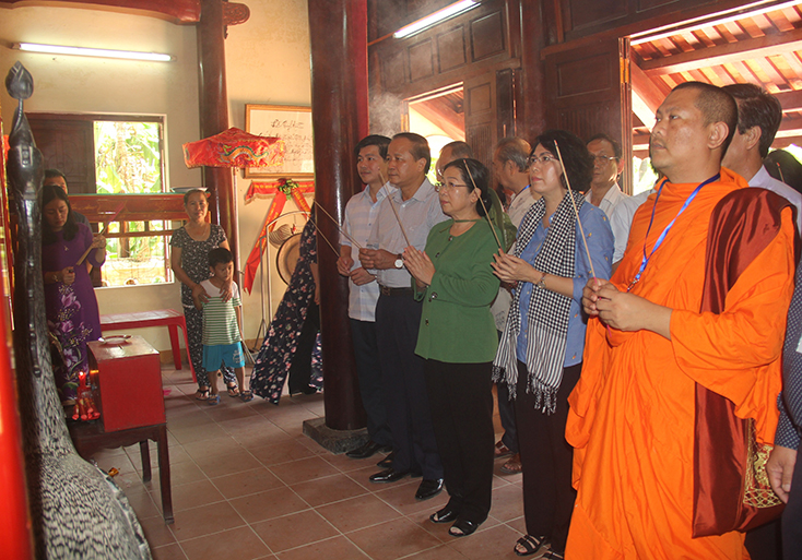 Đoàn công tác thắp hương tại nhà thờ Thượng đẳng thần Nguyễn Hữu Cảnh (Vạn Ninh, Quảng Ninh).