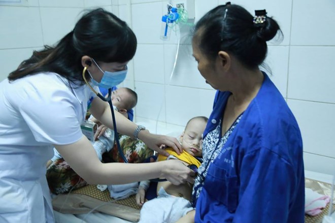 Bệnh nhi mắc sởi đang điều trị tại Bệnh viện Bệnh Nhiệt đới Trung ương. (Ảnh: PV/Vietnam+)