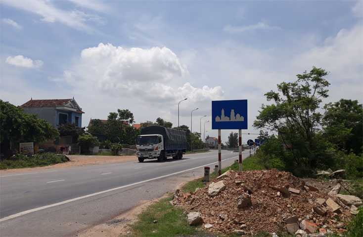 Một điểm xả chất thải trái phép tại thị trấn Quán Hàu, huyện Quảng Ninh.