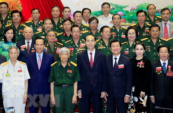 Chủ tịch nước Trần Đại Quang, nguyên Tổng Bí thư Lê Khả Phiêu, nguyên Chủ tịch nước Trương Tấn Sáng chụp ảnh lưu niệm với các đại biểu dự Đại hội. (Ảnh: Nhan Sáng/TTXVN)