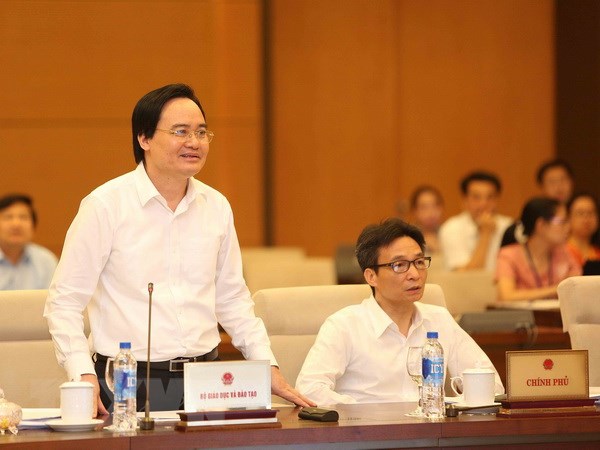 Bộ trưởng Bộ Giáo dục và Đào tạo Phùng Xuân Nhạ phát biểu tiếp thu ý kiến. (Ảnh: Dương Giang/TTXVN)