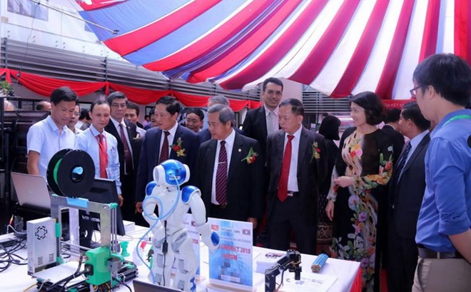 Lãnh đạo Bộ Khoa học và Công nghệ 2 nước Việt Nam-Lào và các đại biểu thăm các khu trưng bày và trình diễn công nghệ trong khuôn khổ Diễn đàn. (Ảnh: Phạm Kiên/Vietnam+)