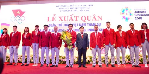Bộ trưởng Bộ Văn hóa - Thể thao và Du lịch, ông Nguyễn Ngọc Thiện trao cờ và tặng hoa cho Trưởng Đoàn Thể thao Việt Nam tại ASIAD 2018 và các VĐV.