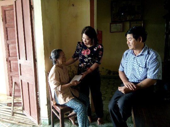 Lãnh đạo MTTQVN huyện Quảng Ninh thăm, tặng quà hộ nghèo