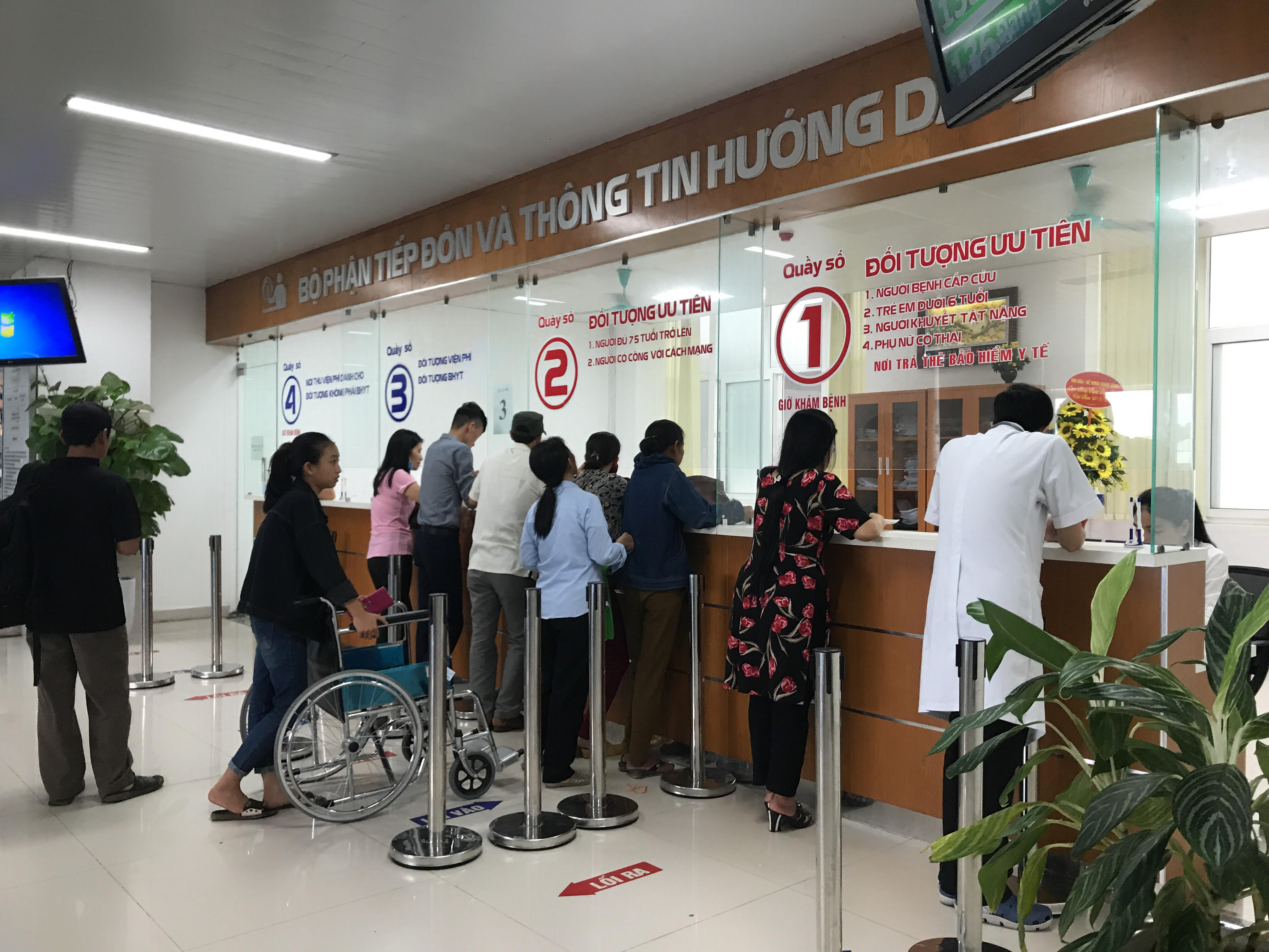 Người dân đến khám chữa bệnh tại Bệnh viện hữu nghị Việt Nam-Cu Ba Đồng Hới. 