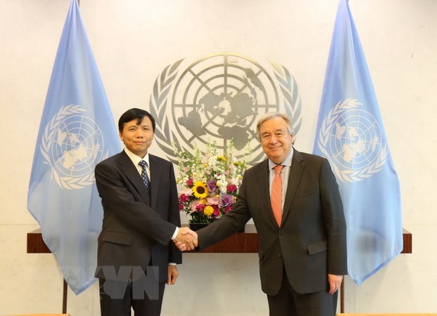 Đại sứ Đặng Đình Quý với Tổng Thư ký LHQ Antonio Guterres. (Ảnh: Hoài Thanh/TTXVN)