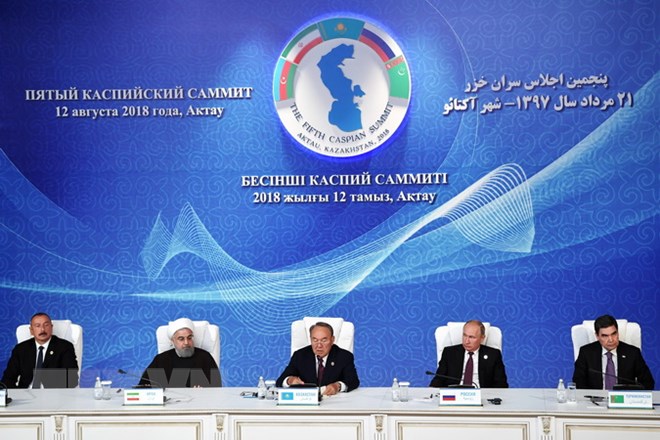 Lãnh đạo 5 nước vùng Biển Caspian tại lễ ký công ước về quy chế Biển Caspian ở Aktau, Kazakhstan ngày 12-8. (Ảnh: AFP/TTXVN)