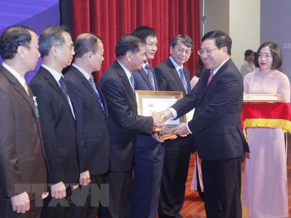 Phó Thủ tướng, Bộ trưởng Bộ Ngoại giao Phạm Bình Minh trao Kỷ niệm chương Vì sự nghiệp Ngoại giao Việt Nam cho các lãnh đạo tỉnh, thành phố. (Ảnh: Lâm Khánh/TTXVN)