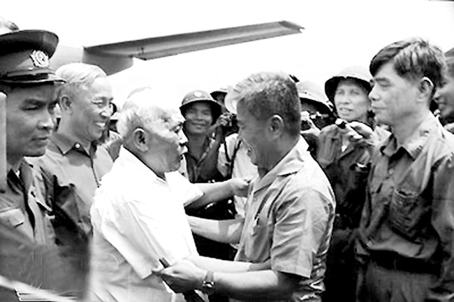 Đồng chí Tôn Đức Thắng đến Sài Gòn dự lễ mừng chiến thắng vĩ đại của dân tộc vào sáng 13-5-1975. Ảnh tư liệu