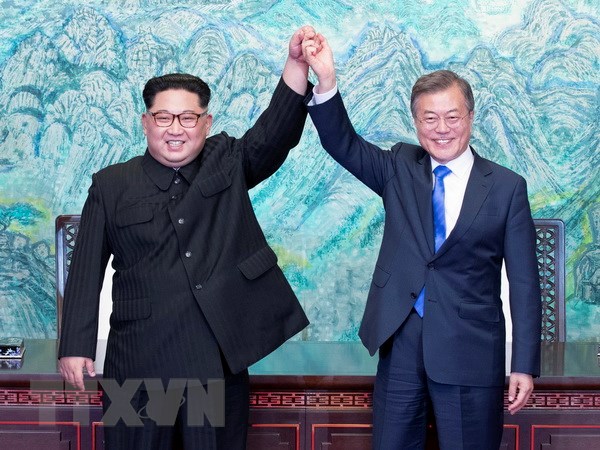 Tổng thống Hàn Quốc Moon Jae-in (phải) và nhà lãnh đạo Triều Tiên Kim Jong-un tại cuộc gặp ở làng đình chiến Panmunjom ngày 27-4. (Nguồn: Yonhap/TTXVN)