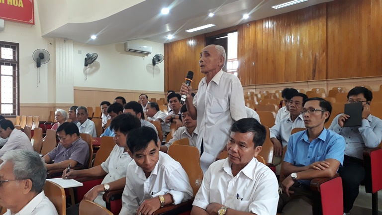Người dân phát biểu nêu ý kiến tại cuộc đối thoại trực tiếp với Thường trực Huyện ủy Minh Hóa