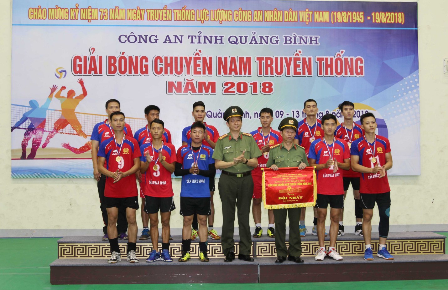 Lãnh đạo Công an tỉnh trao giải nhất cho đội bóng chuyền nam Công an thành phố Đồng Hới.