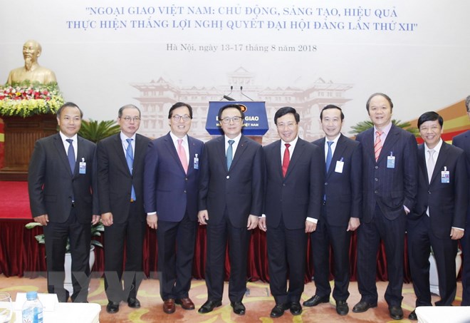 Phó Thủ tướng, Bộ Trưởng Bộ Ngoại giao Phạm Bình Minh với các đại biểu dự Hội nghị Ngoại giao lần thứ 30. (Ảnh: Lâm Khánh/TTXVN)