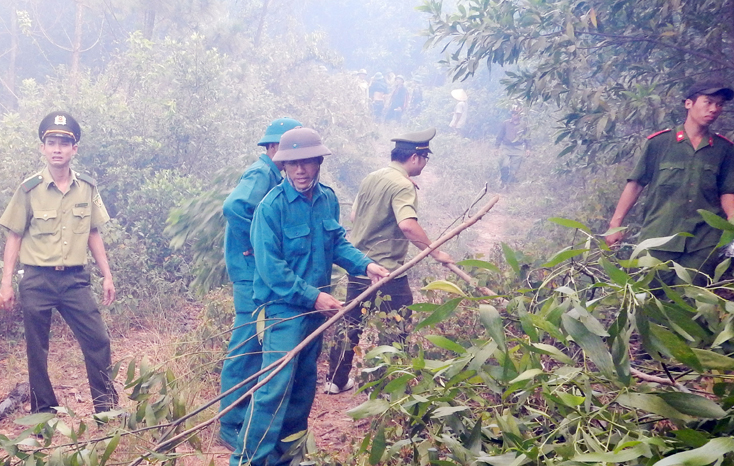 Các lực lượng chức năng và người dân tập trung xử lý một điểm cháy rừng trên địa bàn.