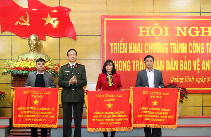  Đại tá Nguyễn Quốc Tường, Phó Giám đốc Công an tỉnh, thừa ủy quyền của Lãnh đạo Bộ Công an trao cờ cho các tập thể dẫn đầu phong trào thi đua “Toàn dân bảo vệ ANTQ” năm 2017.
