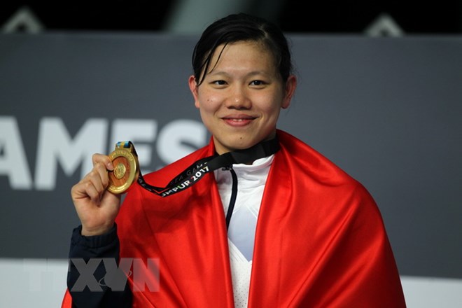 Vận động viên Nguyễn Thị Ánh Viên nhận huy chương vàng tại SEA Games 29. (Ảnh: Quốc Khánh/TTXVN)