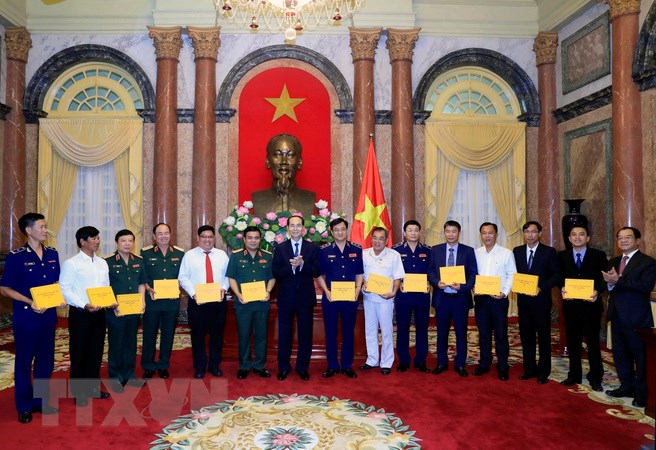 Chủ tịch nước Trần Đại Quang tặng quà cho các đại biểu. (Ảnh: Nhan Sáng/TTXVN)