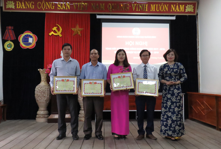 Đại diện lãnh đạo CĐGD Việt Nam tặng bằng khen cho các tập thể có nhiều thành tích trong năm học 2017-2018.