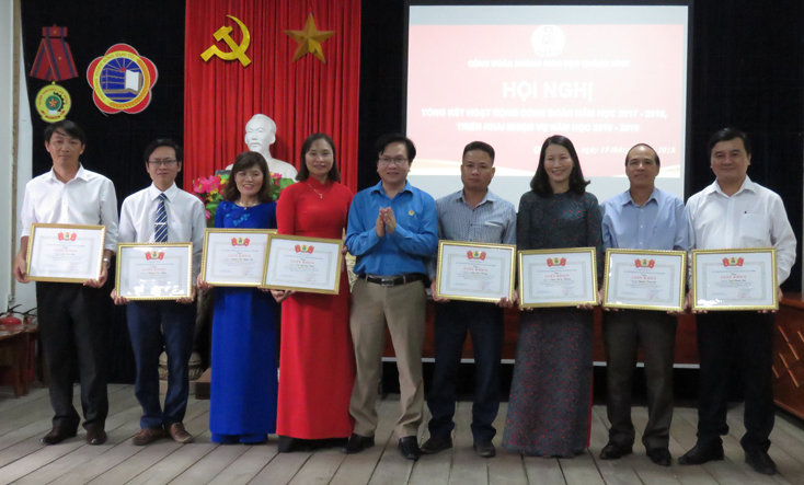 Chủ tịch Công đoàn ngành GDQB Nguyễn Tất Thiện tặng giấy khen cho các cá nhân có thành tích xuất sắc trong công tác chuyên môn và hoạt động công đoàn.