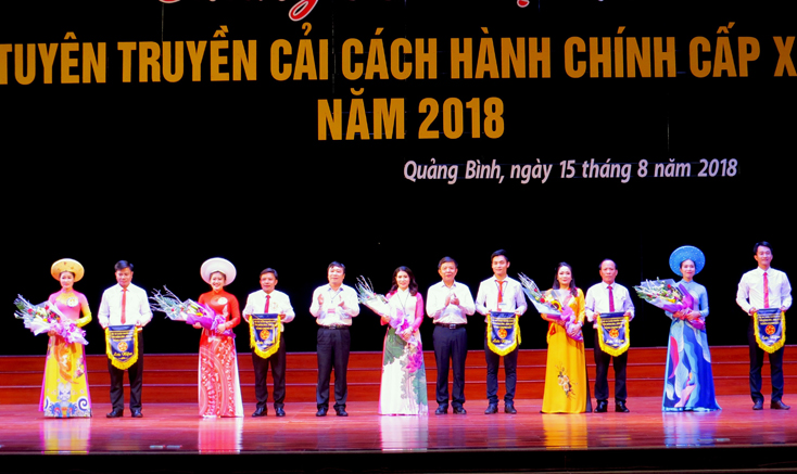 Ban tổ chức hội thi tuyên truyền cải cách hành chính tỉnh Quảng Bình năm 2018 trao cờ lưu niệm cho các đội thi.