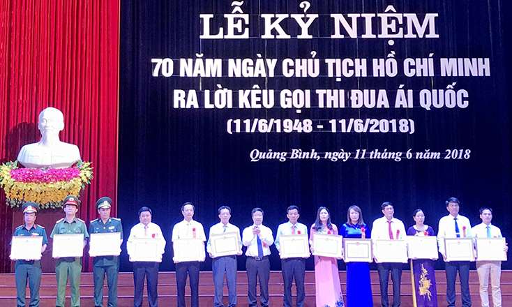 Đảng bộ xã Văn Hoá là 1 trong 13 tập thể vừa được Ban Thường vụ Tỉnh uỷ tặng bằng khen vì đạt thành tích xuất sắc trong trong học tập và làm theo tư tưởng, đạo đức, phong cách Hồ Chí Minh